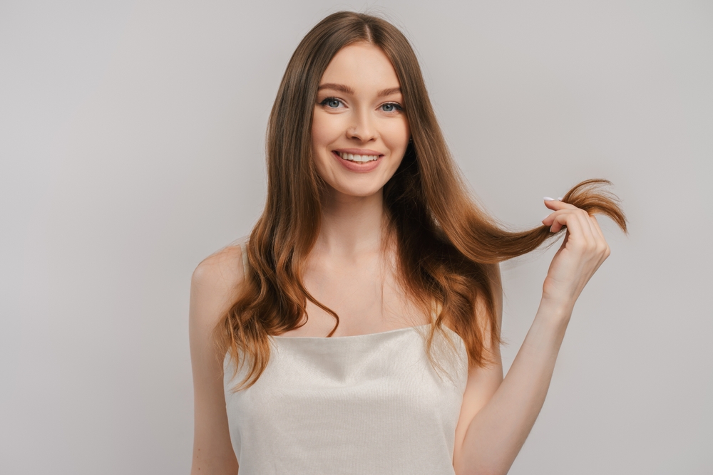 تصل الشعرة إلى مرحلة الراحة والتساقط (Telogen) ، التي تمتد عادة من شهرين إلى أربعة أشهر