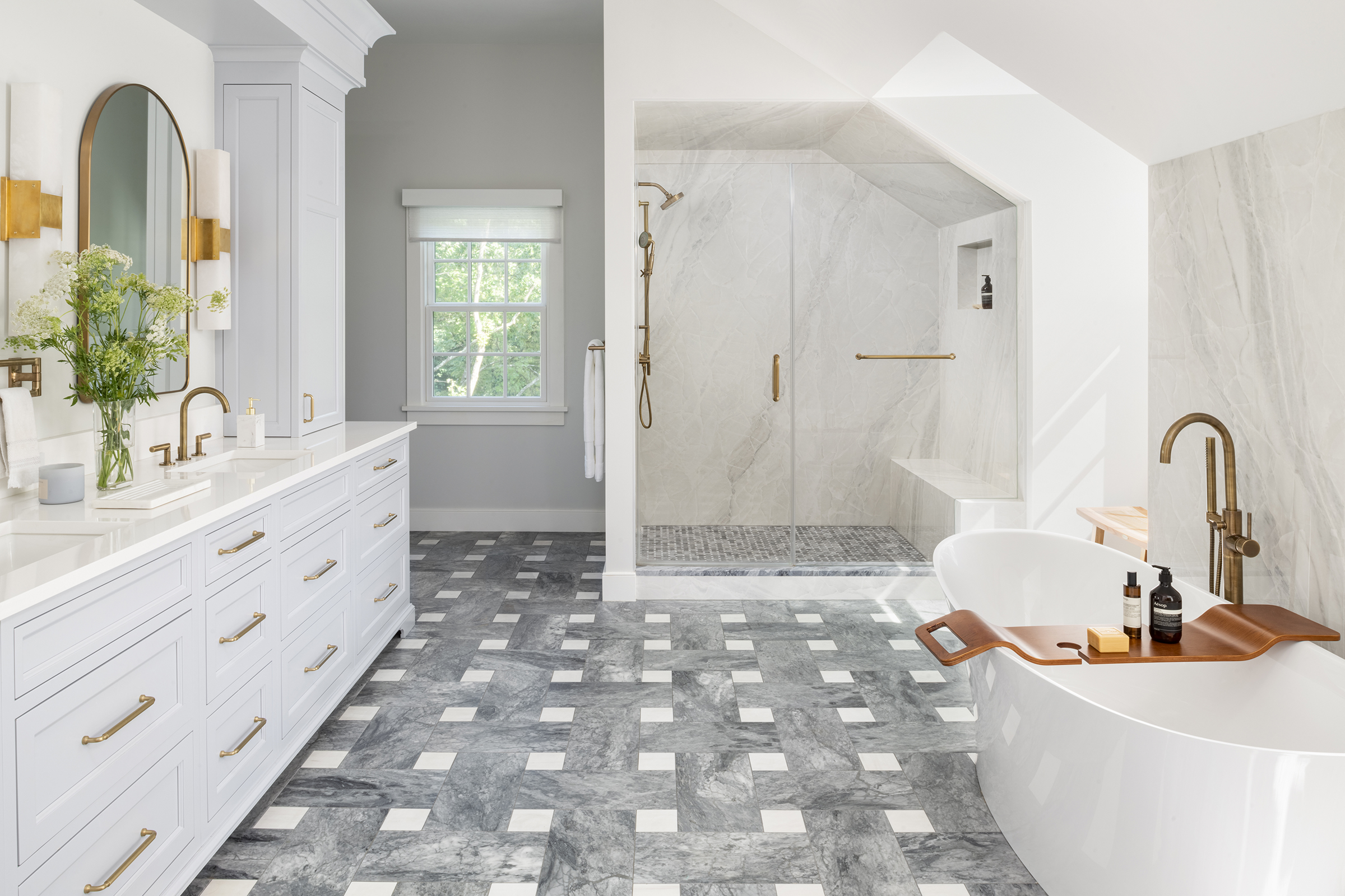 تصميم الحمام بذكاء يمكن أن يحوله إلى غرفة تنبض بالفخامة والراحة