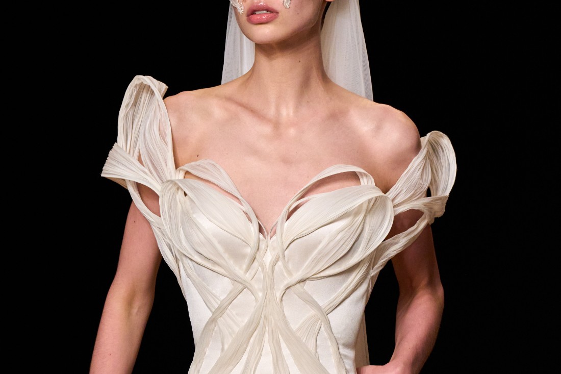 تصميم بتفاصيل هندسية من Iris van Herpen