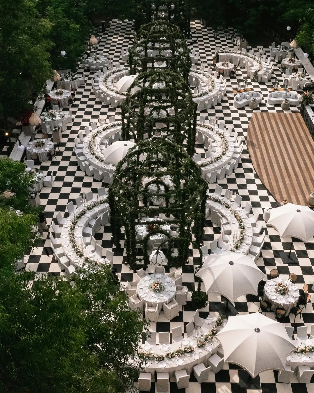 تصميم عصري للطاولات- الصورة من Peter de Anda