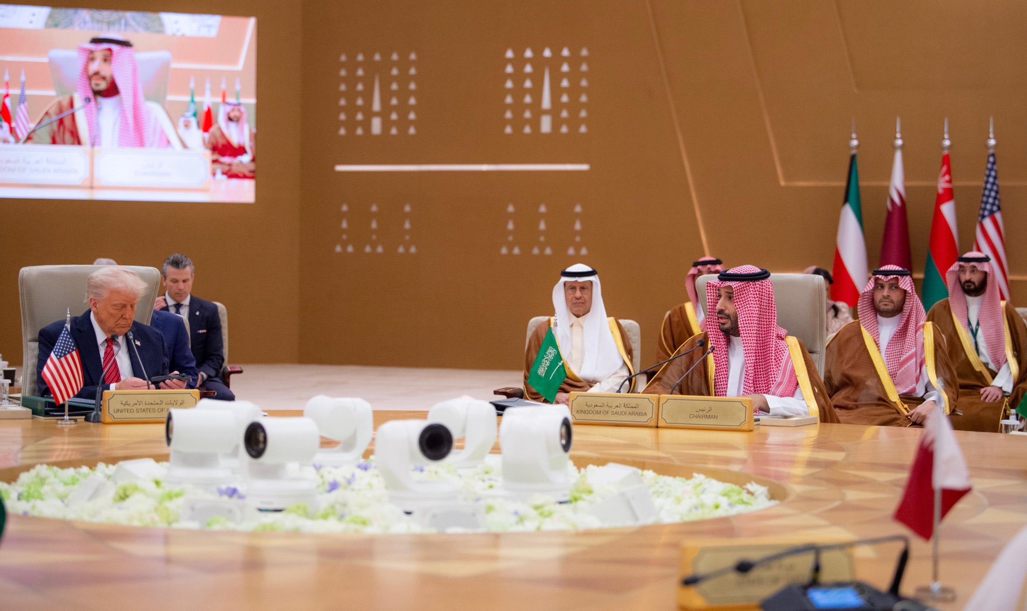 تصميم عصري مميز يتسم بالفخامة لطاولة القمة الخليجية الأمريكية في الرياض بتوقيع لولوة الحمود