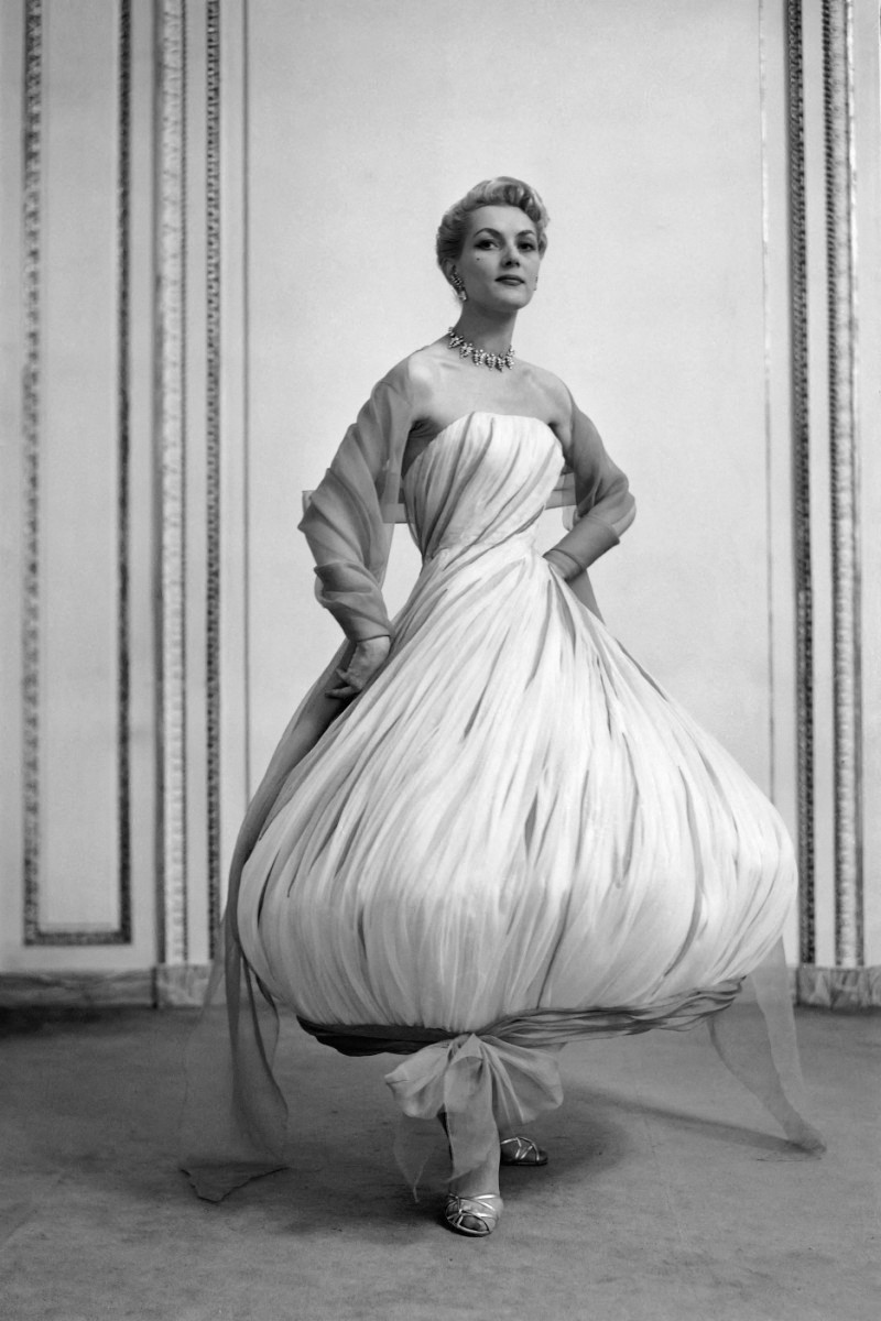 تصميم فستان مع تنورة منفوخة من جاك غريفين من عام 1956
