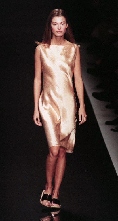 تصميم مستوحى من ال slip dress من مجموعة ايلين ترايسي لصيف 1999