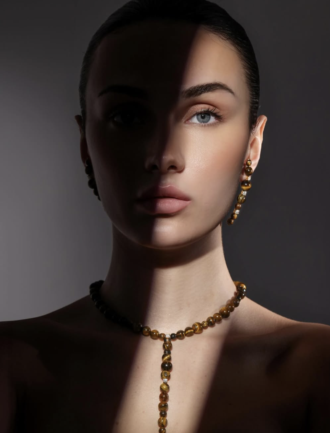 تصميم مستوحى من المسبحة لمجموعة Tiger Eye من Alia Jewelry