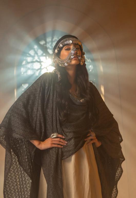 تصميم مستوحى من حركة الريح مجسد في خفة الأقمشة وانسيابيتها