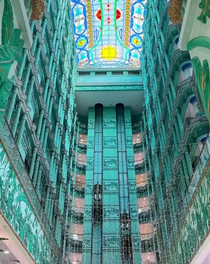 تصميم معماري فريد للمركز التجاري في جدة