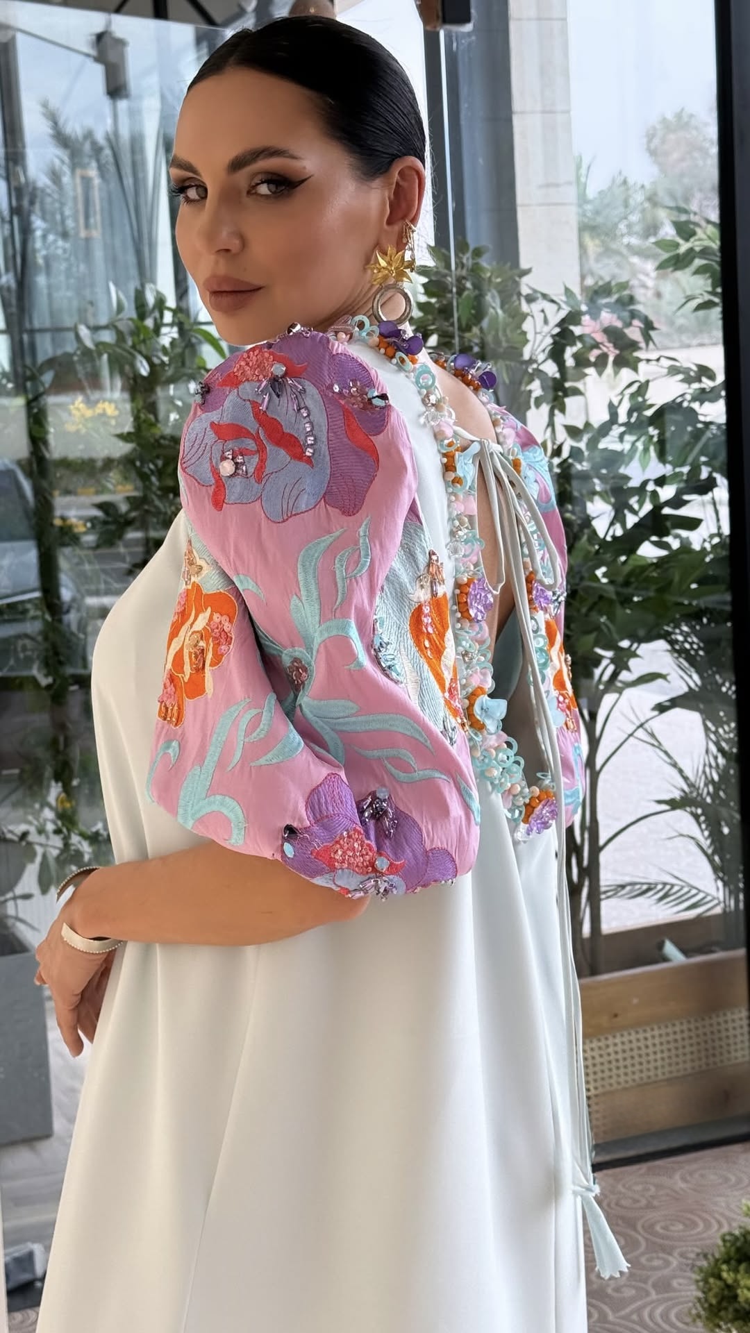 تصميم من دار كالا ليلي لقفطان العيد مع الخرز والأكتاف العريضة