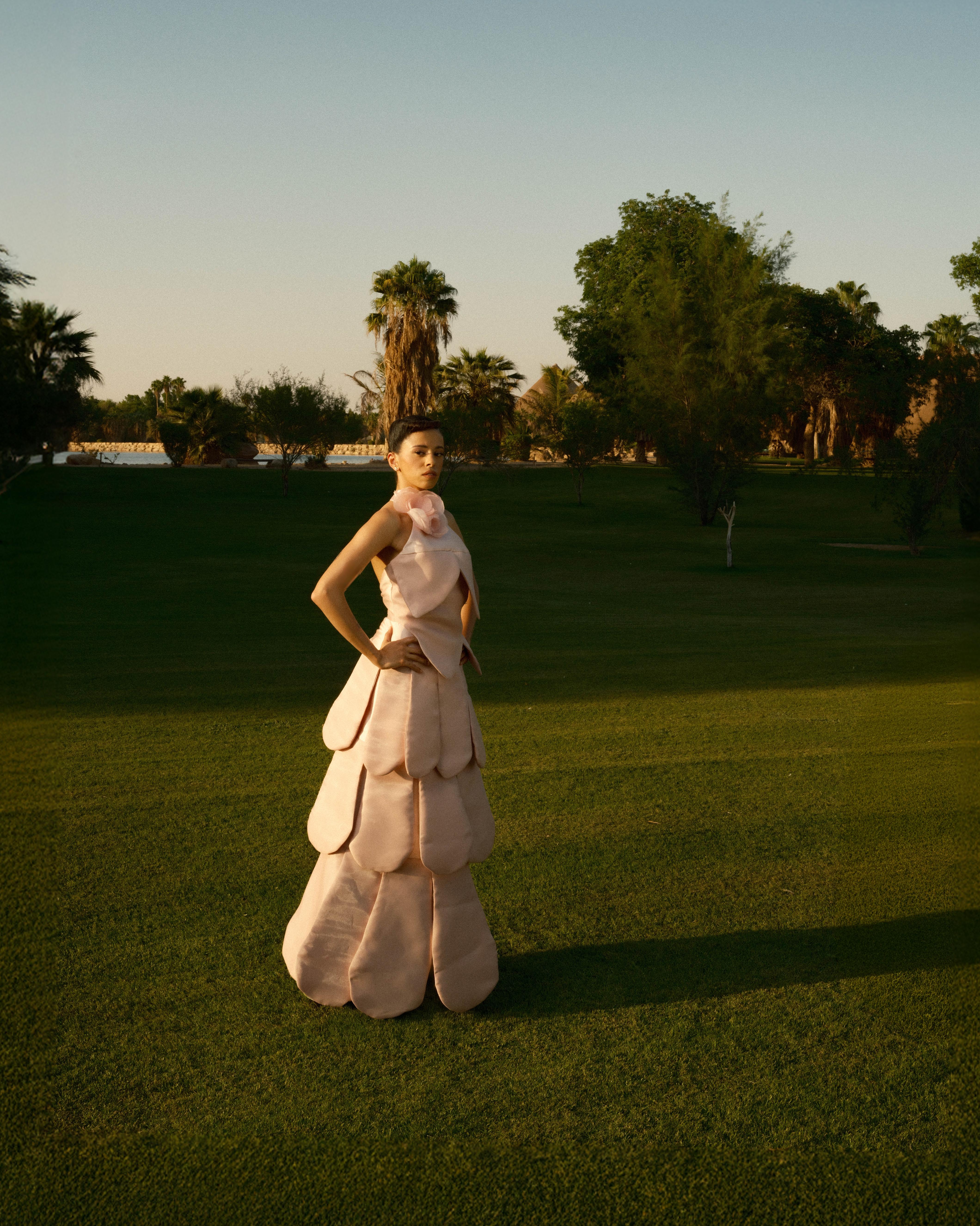 تصميم من مجموعة The Floral Gate مستوحى من تفتّح الفاوانيا، للمصممة رند ناصر