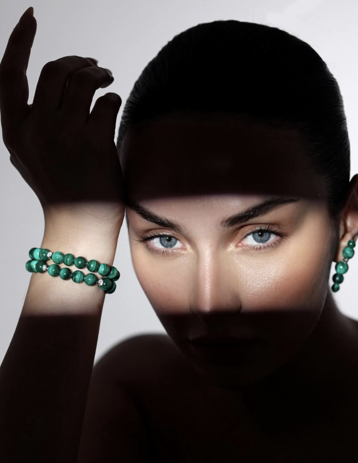 تصميم من مستوحى من المسبحة بالمالاكايت من Alia Jewelry