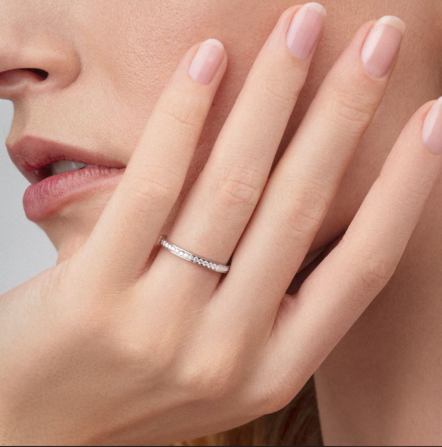 تصميم ناعم لبياجيه Piaget والخاتم مصنوع من البلاتين ومرصع بالألماس