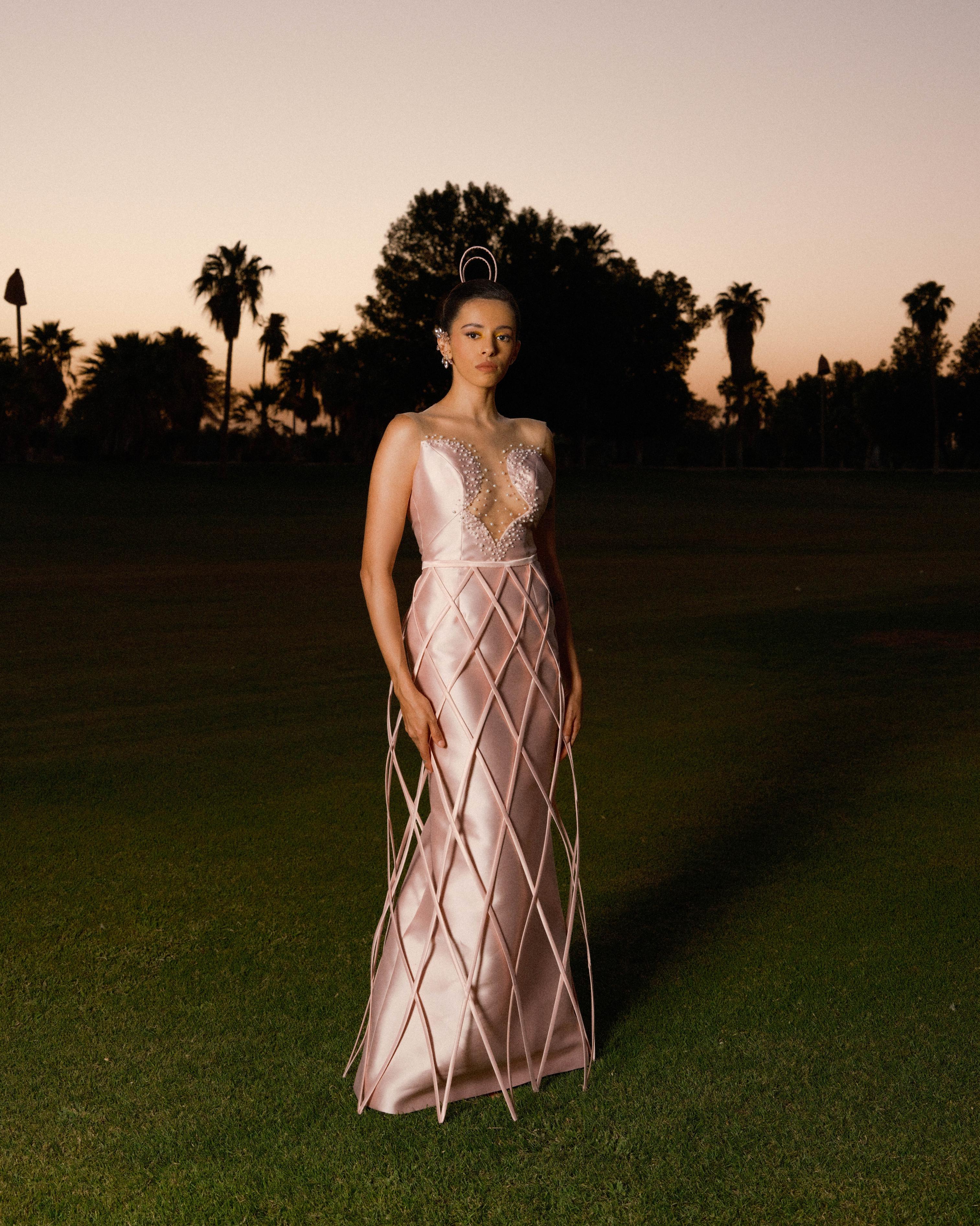 تصميم يجسّد روح مجموعة The Floral Gate للمصممة رند ناصر