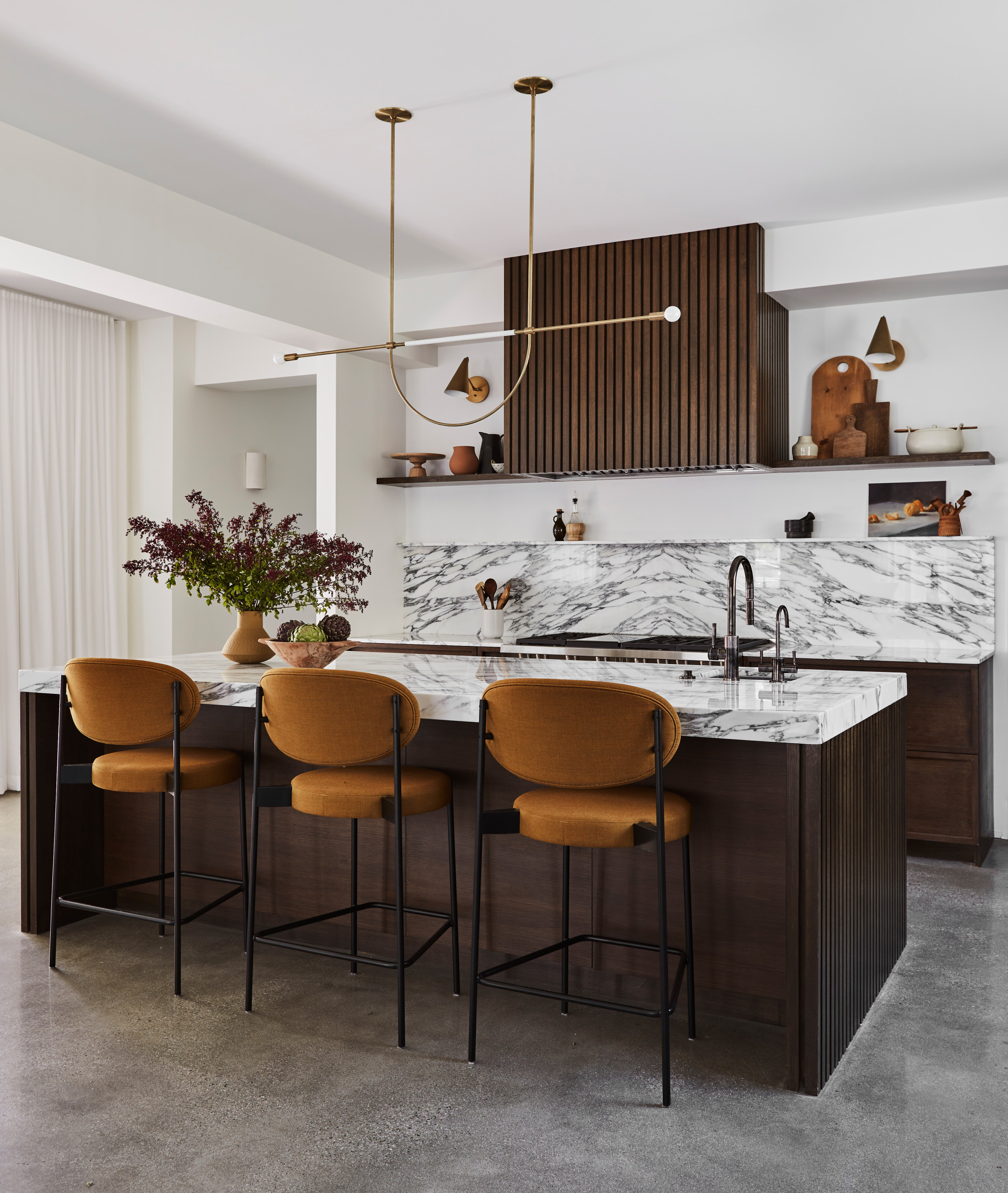 تضفي ألواح الحجر الكبيرة إحساسًا بالفخامة على المطبخ