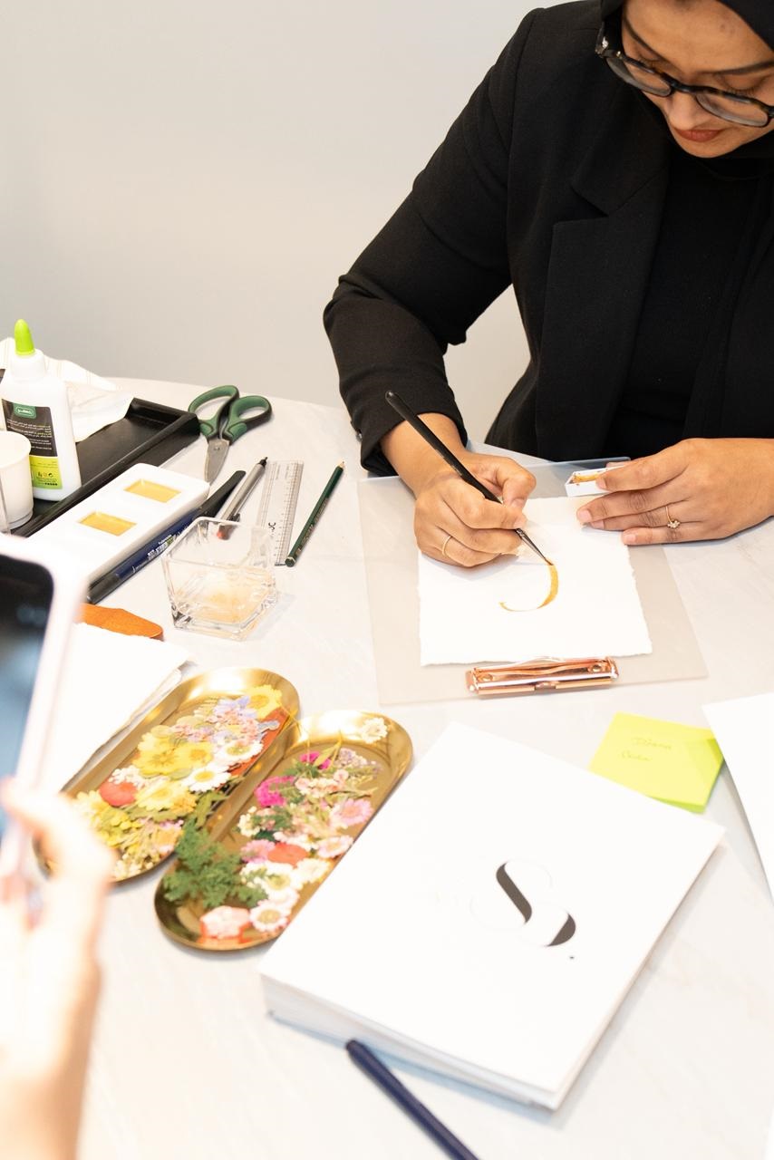 تضمّنت الأمسية ورش عمل إبداعية حيّة وتجارب تخصيص فني مباشر