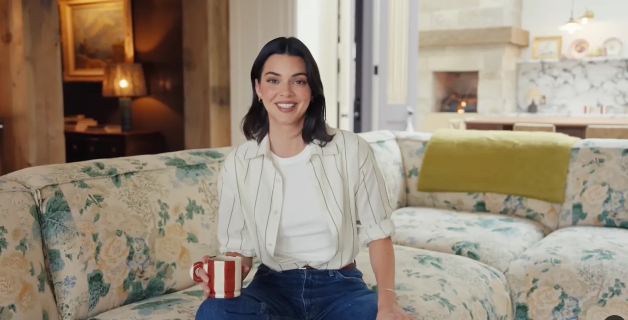 تضيف أريكة كيندال جينر بقماش الشينتز المزخرفة باللونين الكريمي والأخضر الداكن الـ Teal لمسة مستوحاة من الطراز الكلاسيكي