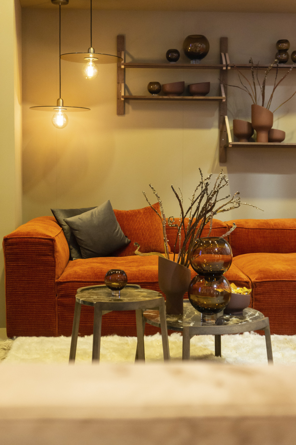 تضيف الأرائك المخملية المخططة عمق، ملمس غني وحيوية بصرية على المساحة المعيشية