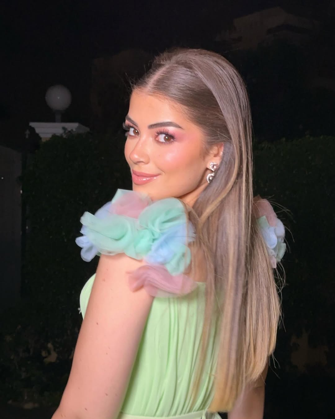 تضيف اللمسات اللامعة لوك مثالي للإطلالات الليلية (1)