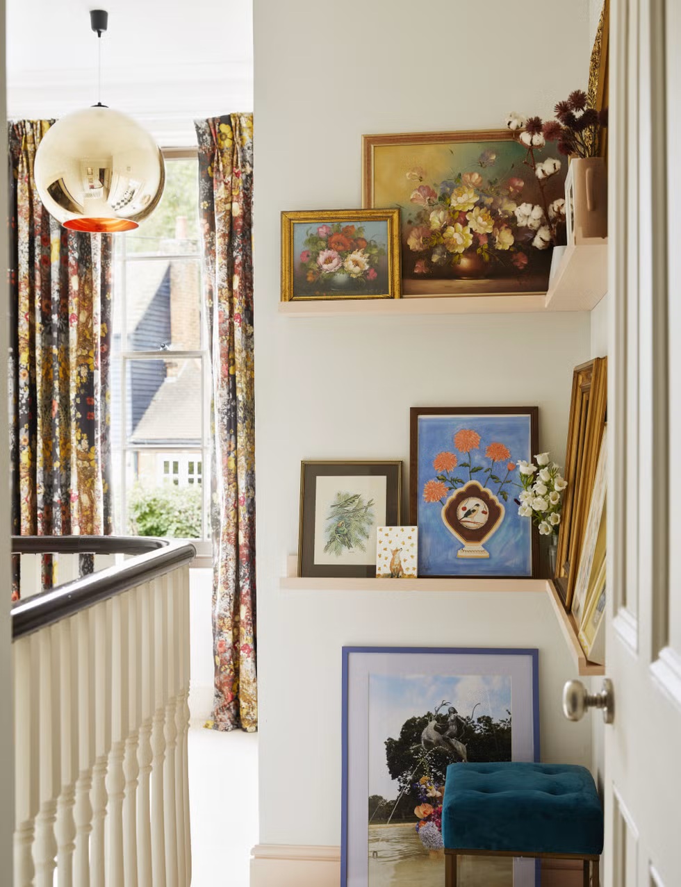 تضيف اللوحات الزيتية ثراءً ملمسيًا وتدرجات لونية غنية وعمقًا بصريًا واضحًا