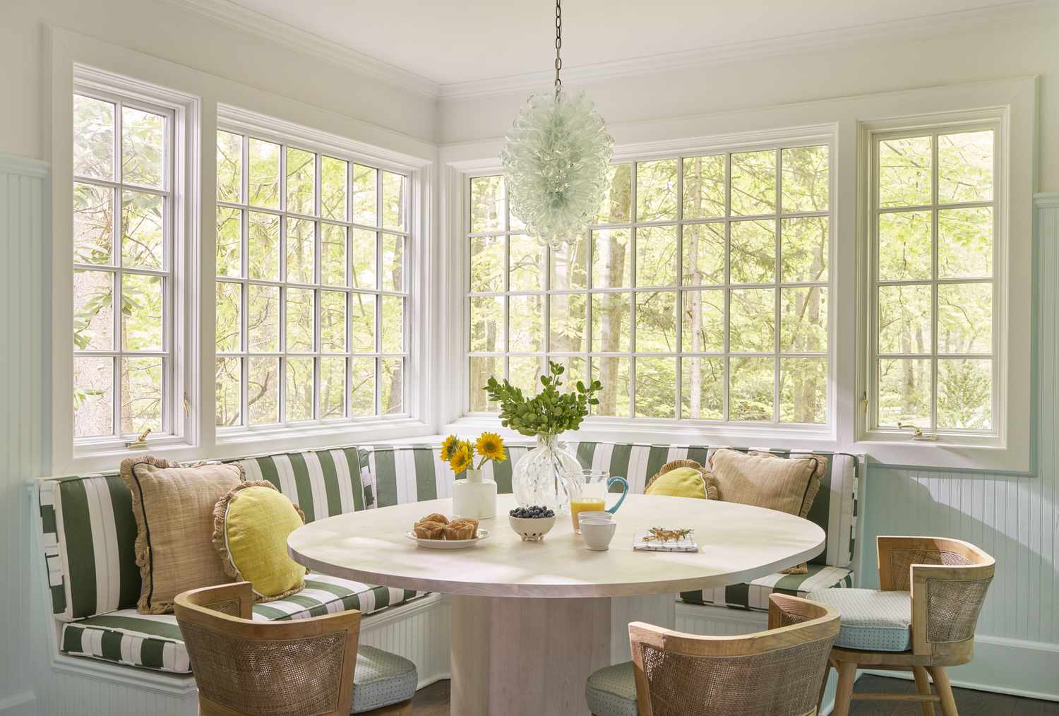 تضيف مقاعد البانكيت الجاذبية والشخصية إلى المطبخ