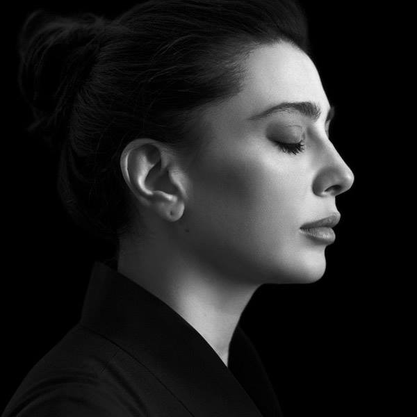 تطبق نادين اللوك السموكي بطريقة راقية تناسبها (1)