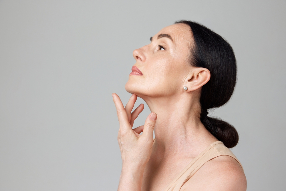 تطبيق الريتينول على البشرة يعمل على تسريع تجدد الخلايا وتحفيز إنتاج الكولاجين