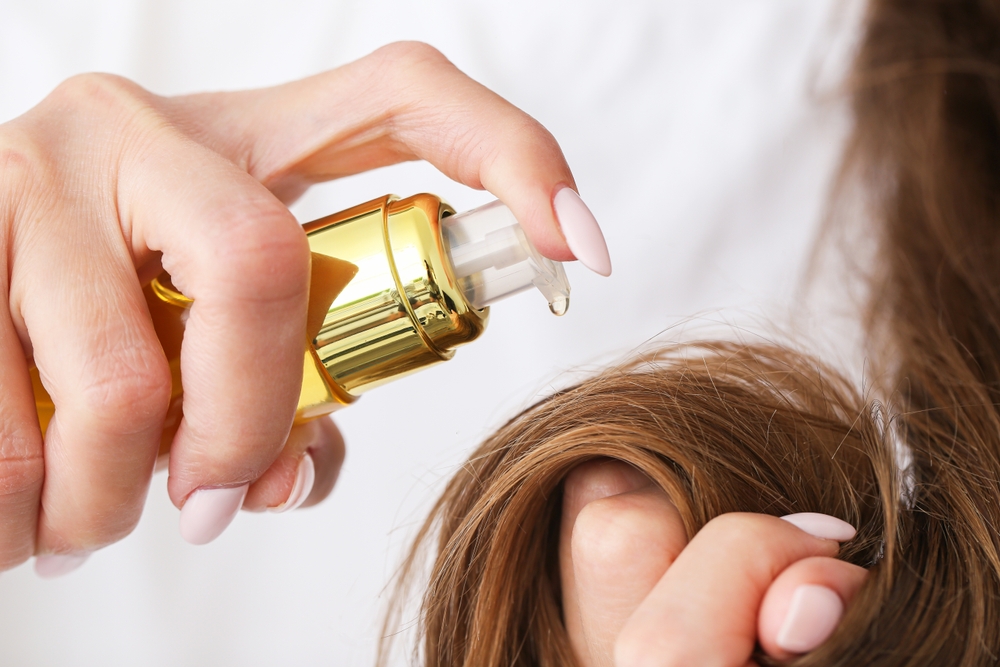 تطبيق زيت الأرغان على الشعر يعيد للشعر لمعانه الطبيعي ويحميه من التلف الناتج عن الحرارة أو التلوث.