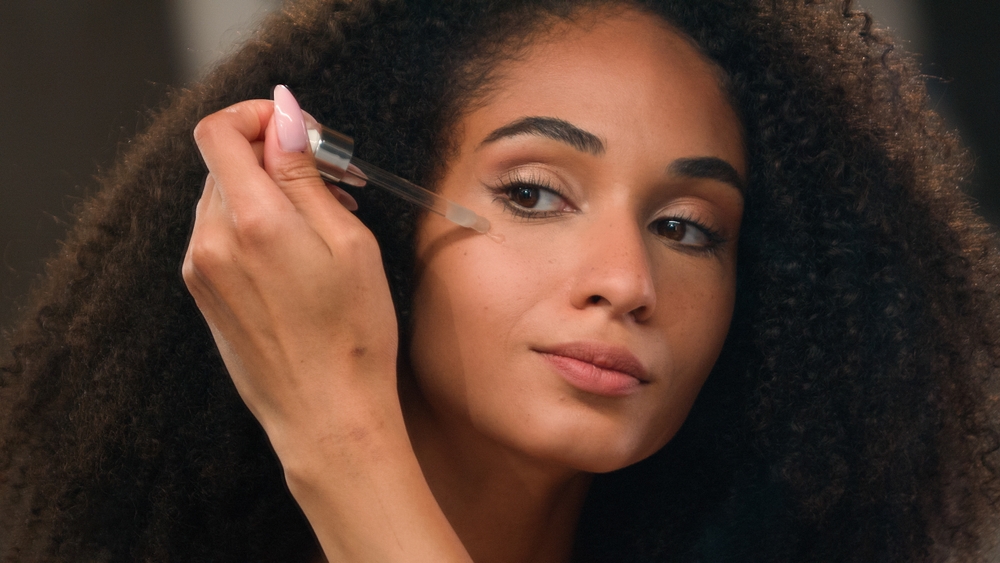 تطبيق سيروم فيتامين سي من الخطوات الصباحية لروتين يومي