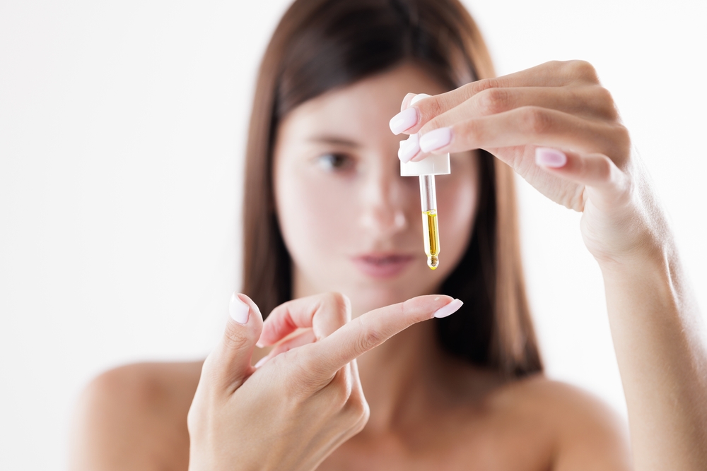 تطبيق سيروم فيتامين C يعمل كدرع يحمي الخلايا من المشاكل الخارجية  وتعزيز الإشراقة