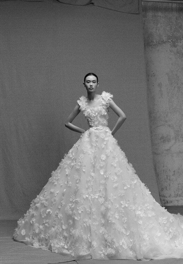 تطريزات الأزهار الثلاثية الأبعاد في عرض إيلي صعب