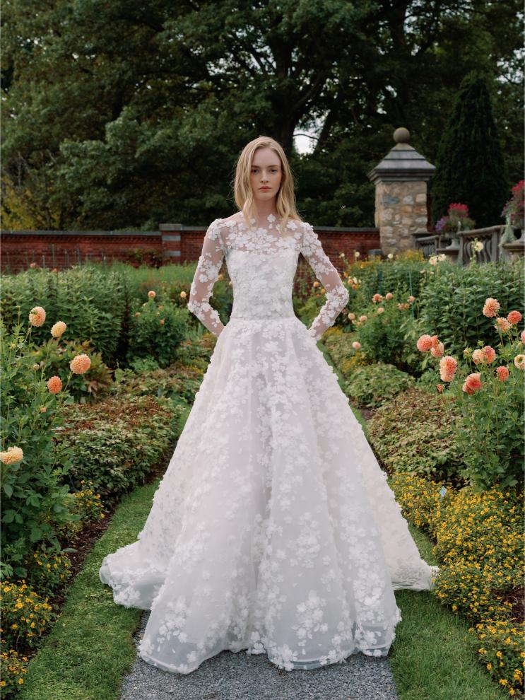 تطريزات الدانتيل الفاخرة احتضنت عروس ساريه نوري