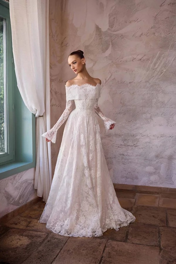 تطريزات الزهور من الدانتيل بفستان زفاف طوني ورد