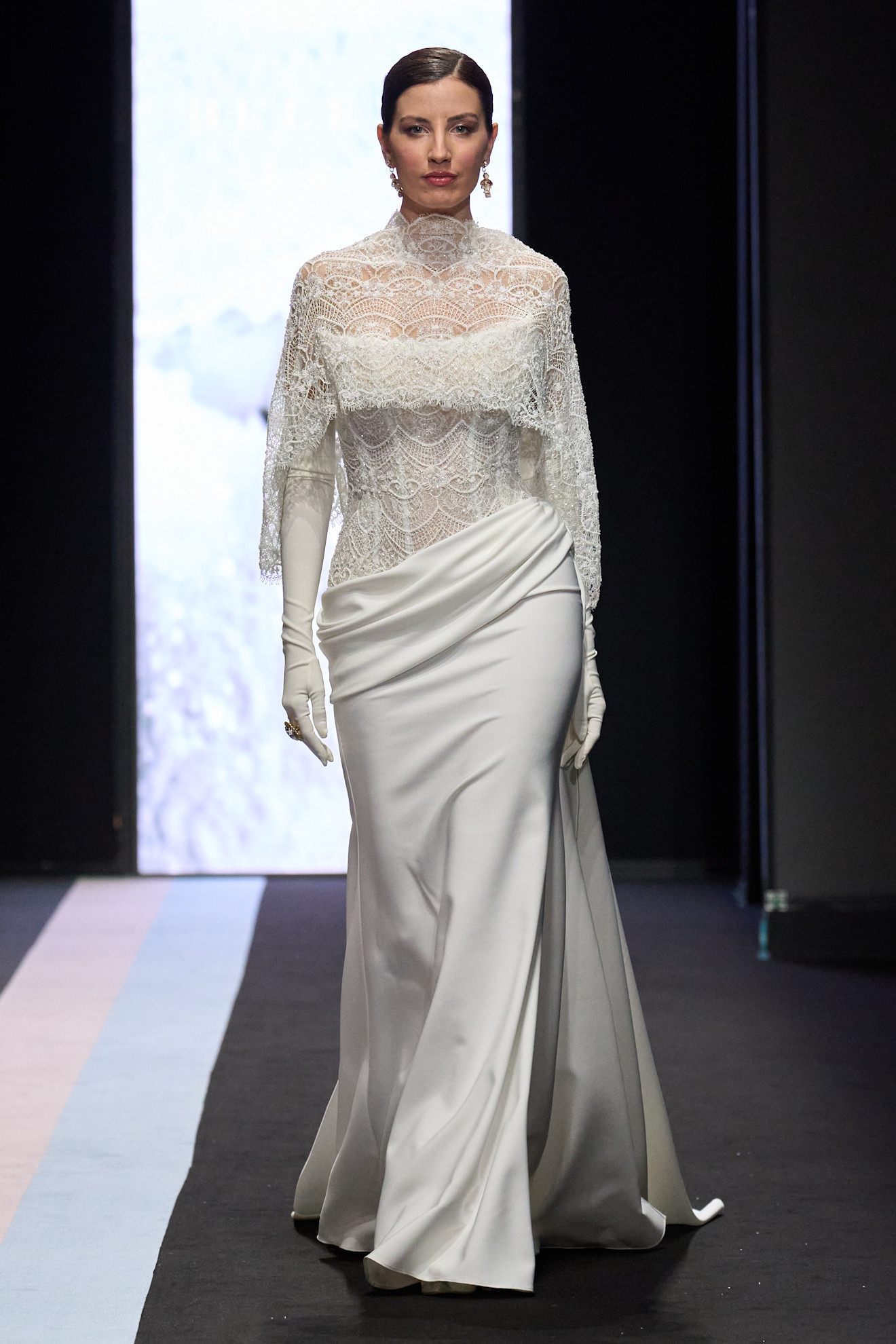 اكسسوارات الزهور بدل الطرحة في مجموعة Sicily Runway