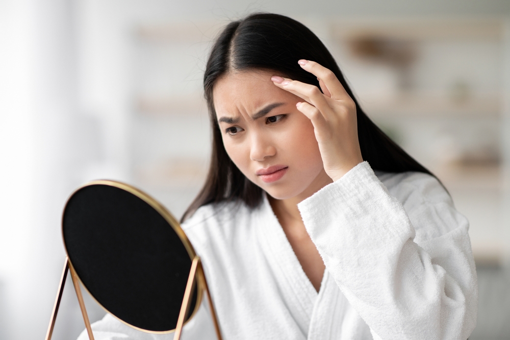 تظهر خطوط الجبهة بسبب مجموعة من العوامل المتداخلة التي تؤثر تدريجيًا في مرونة البشرة وقوتها