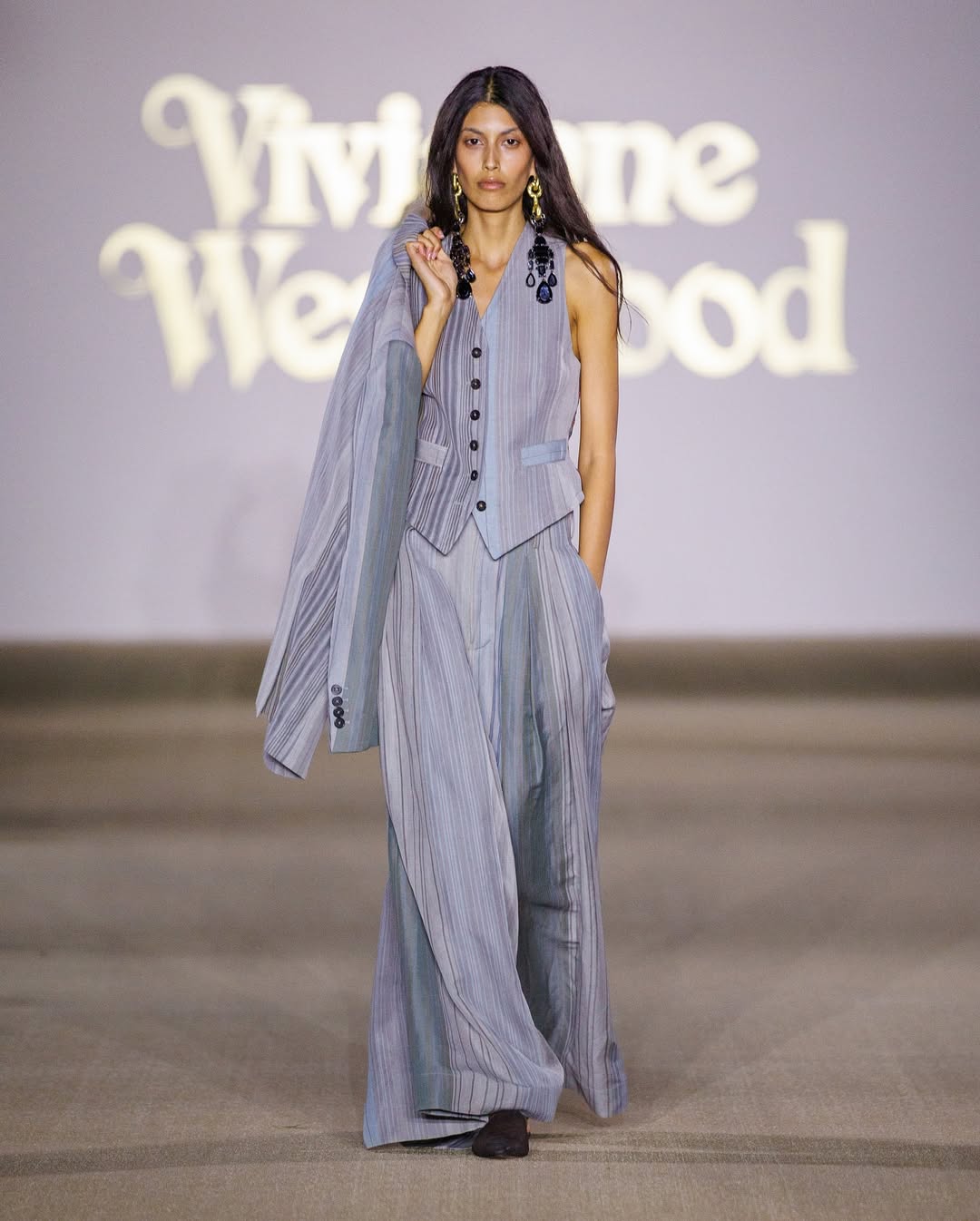 تعاون عالمي مميز بين دار فنون التراث ودار فيفيان ويستوود ضمن أسبوع الرياض للأزياء