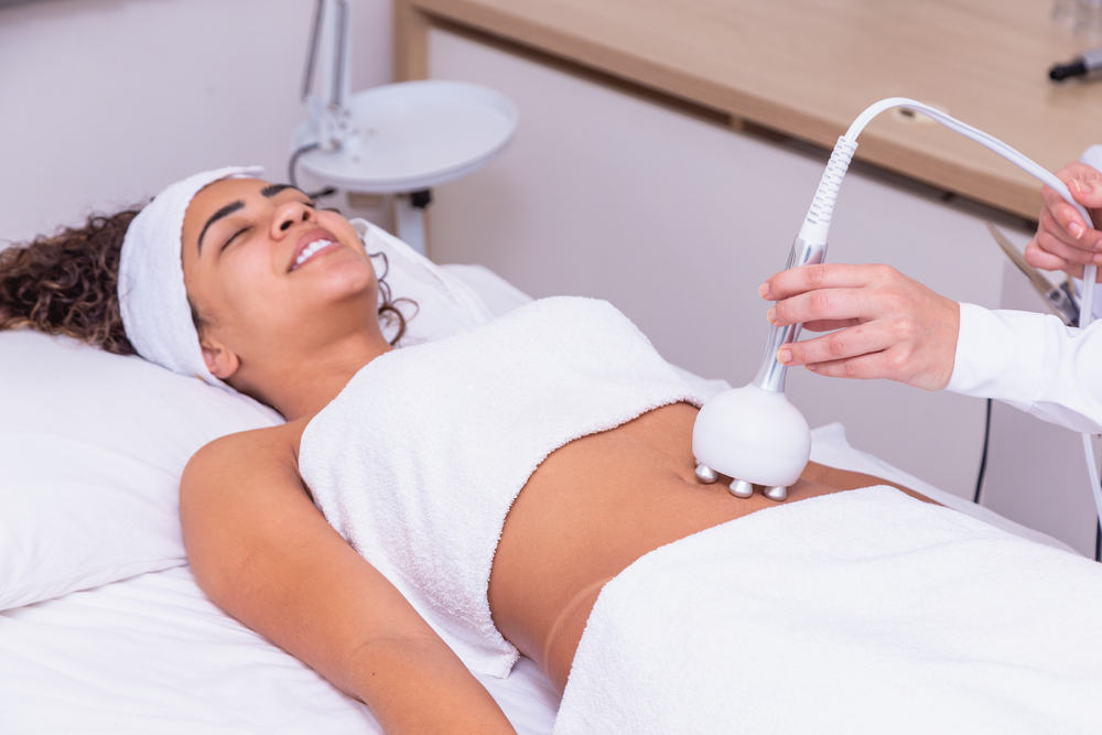 تعتمد تقنية الترددات الراديوية على تسخين الطبقات العميقة من الجلد بطريقة آمنة، بهدف تحفيز إنتاج الكولاجين والإيلاستين، ما يؤدي إلى شدّ الجلد