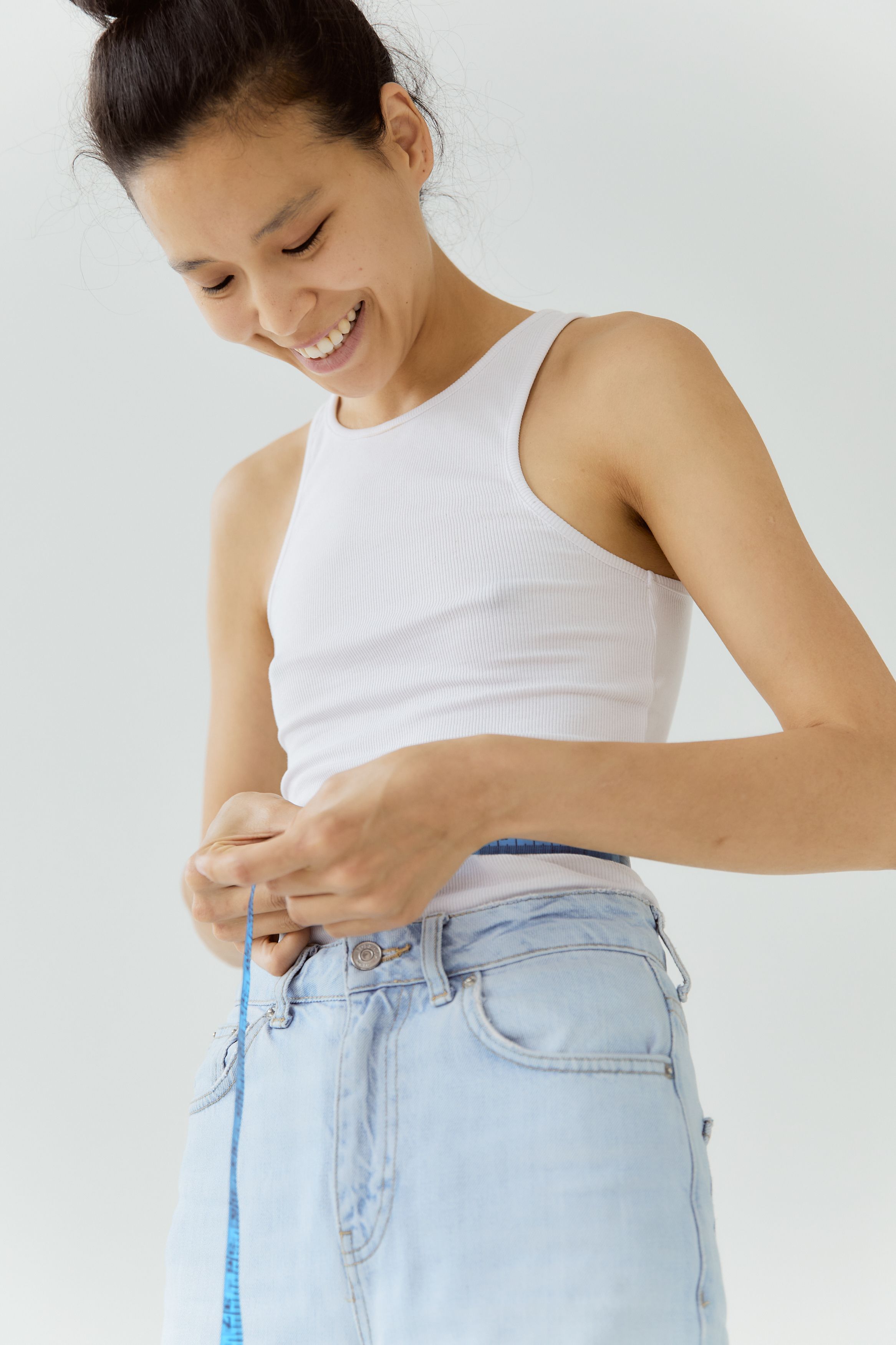 تعتمد تقنية Rib Remodeling على إعادة تشكيل أو تعديل موقع بعض الأضلاع السفلية بهدف تقليل محيط الخصر بين الخصر والورك.