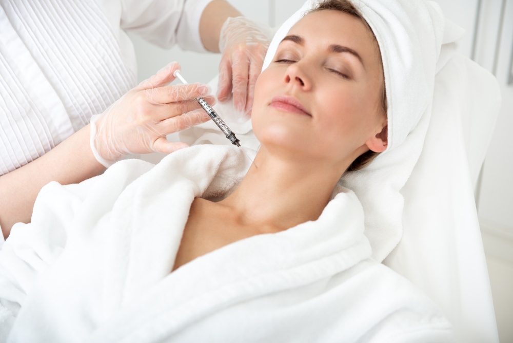 تعتمد عدد جلسات حقن Kybella على كمية الدهون المتراكمة تحت الذقن