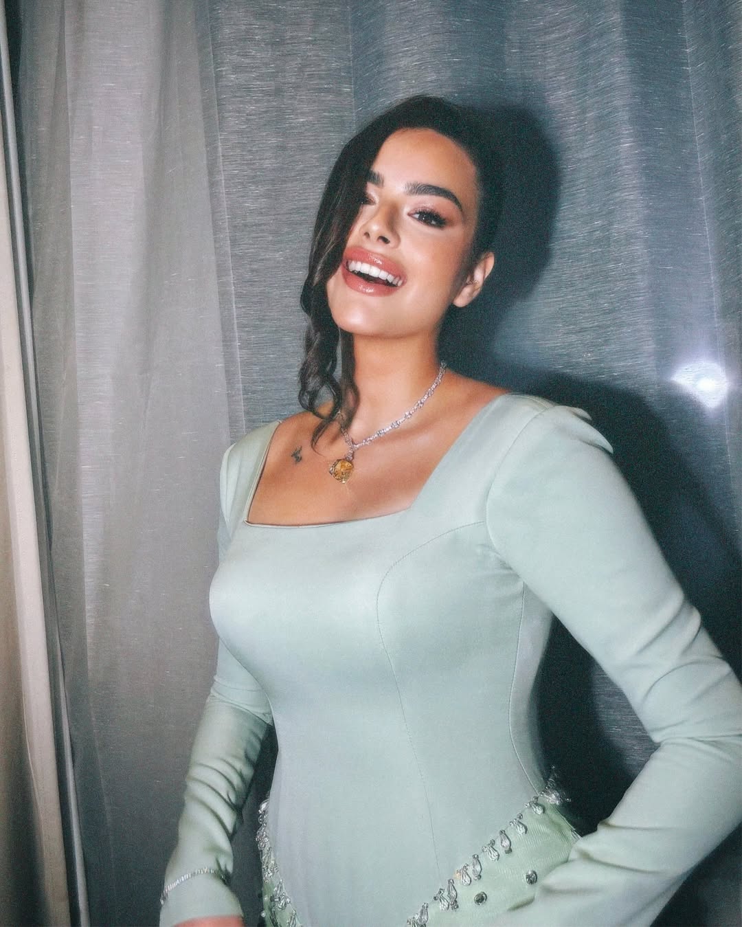 تعتمد هنادي مهنا الليب جلوس لشفاه أنيقة وممتلئة