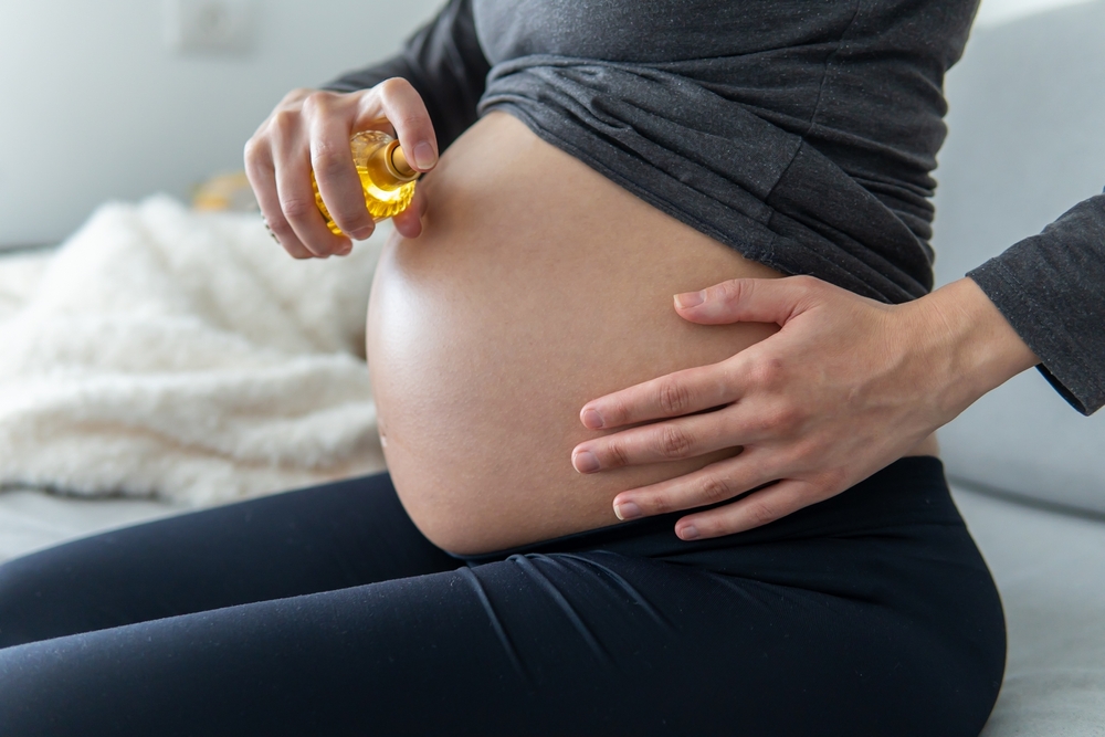 تعد الزيوت النباتية من أفضل الخيارات الطبيعية لترطيب البشرة أثناء الحمل