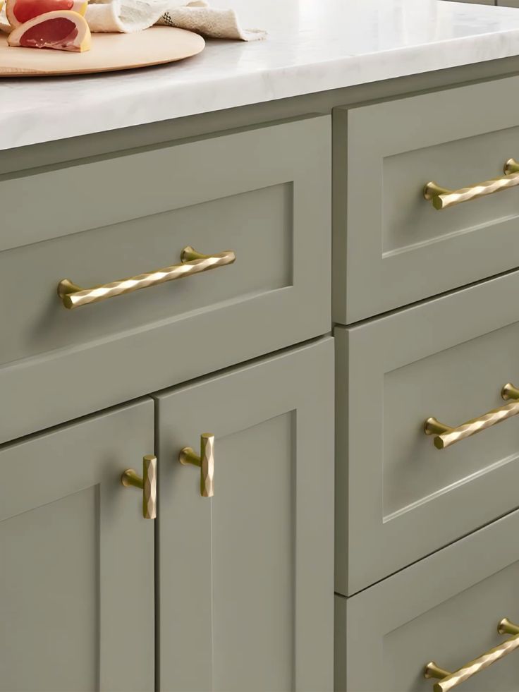 تعد المقابض المصنوعة يدويًا من أجمل التصاميم التي يمكن اختيارها لخزائن المطبخ