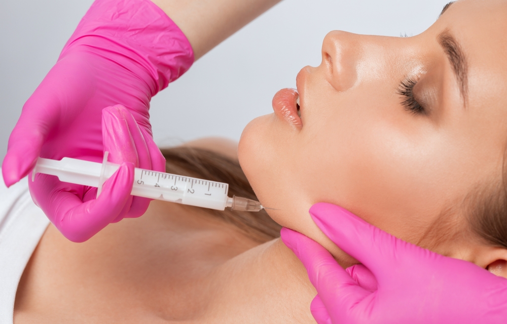 تعد تقنية إذابة الدهون باستخدام حمض الديوكسيكوليك من أكثر الحلول التجميلية رواجاً لإزالة اللغلوغ