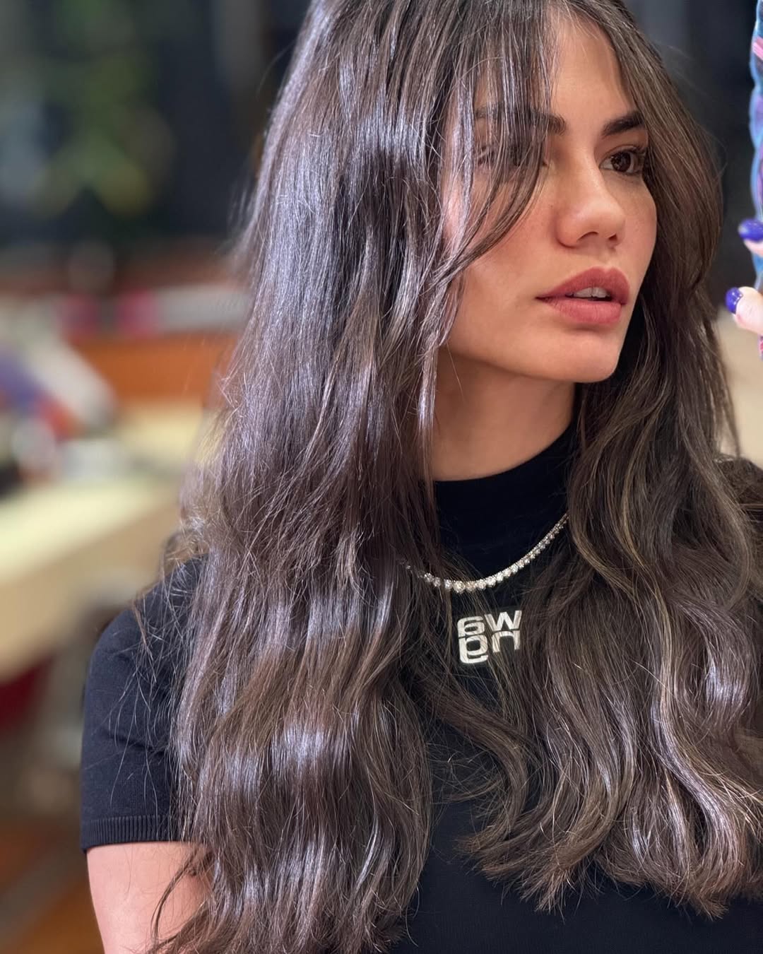 تعرف ديميت أوزدمير بشعرها الطويل والمتموج الذي أصبح جزءاً من هويتها الجمالية، وغالباً ما يرتبط بالأناقة الكلاسيكية