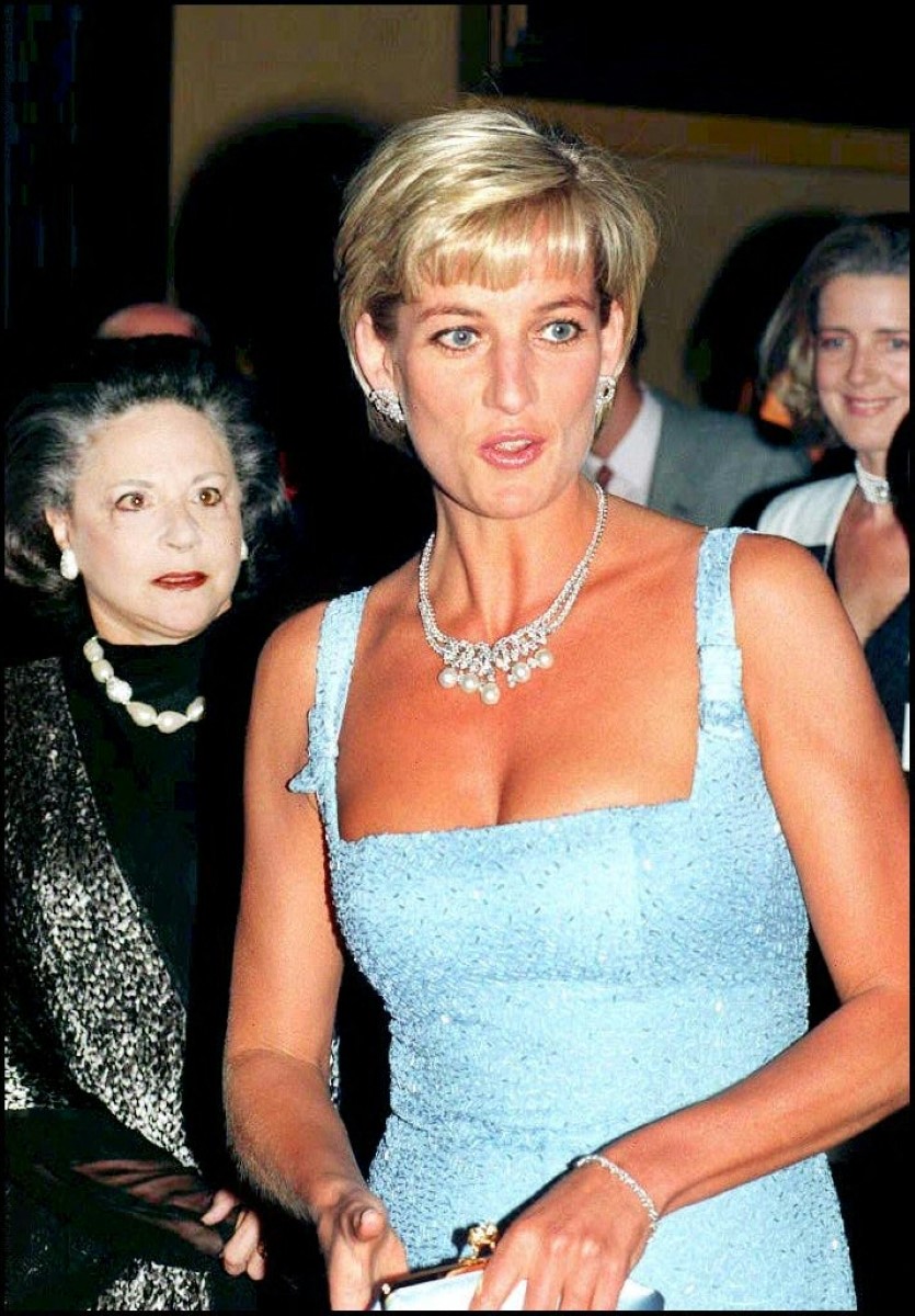 الأميرة ديانا ترتدي قلادة Swan Lake necklace