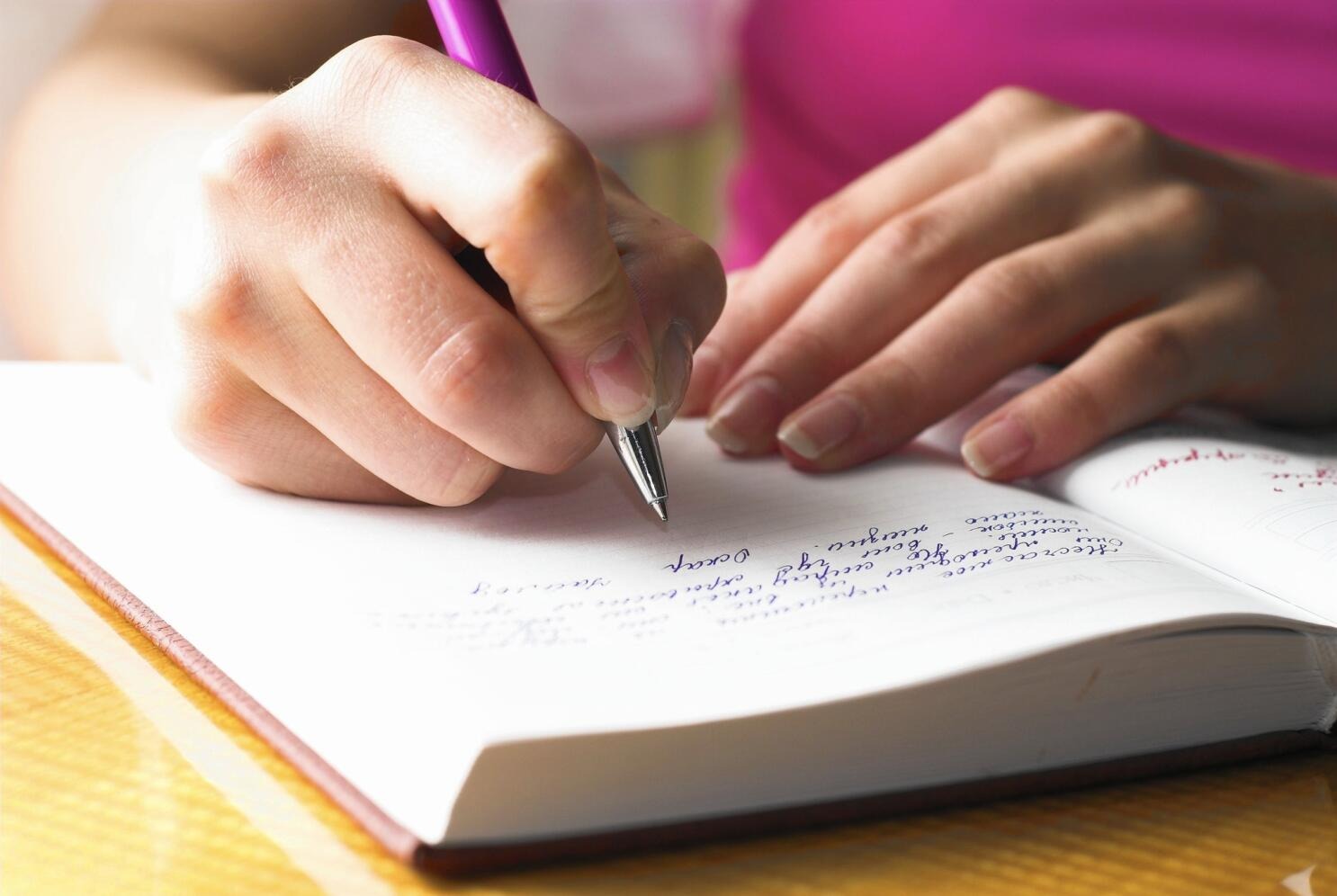 تعزيز الوعي الذاتي من خلال الكتابة التعبيرية