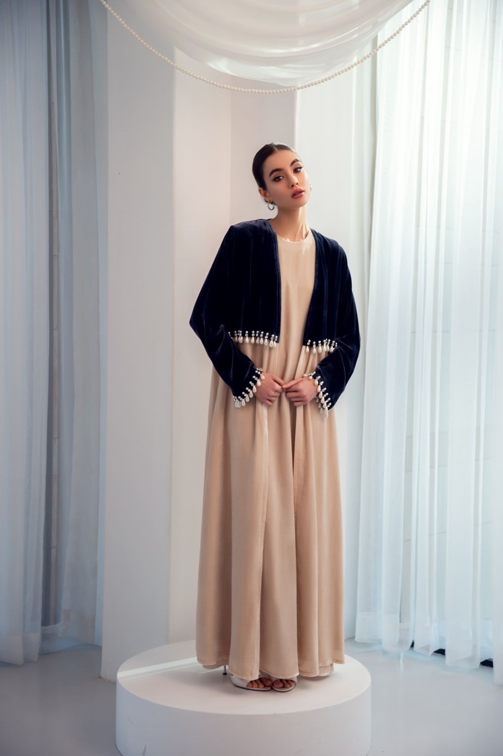 تعكس المجموعة إحساسًا مترفًا بالأنوثة والرقي