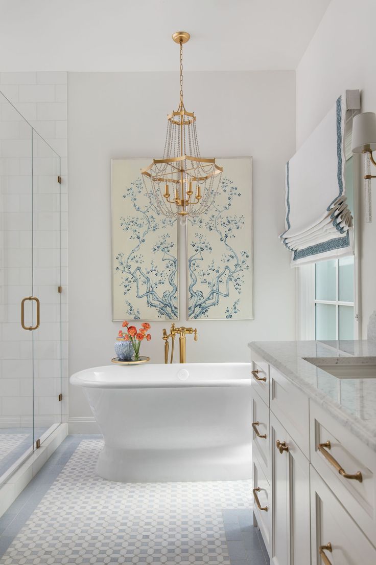 تعليق عمل فني فوق البانيو، بمنح الحمام طابعًا أكثر شخصية