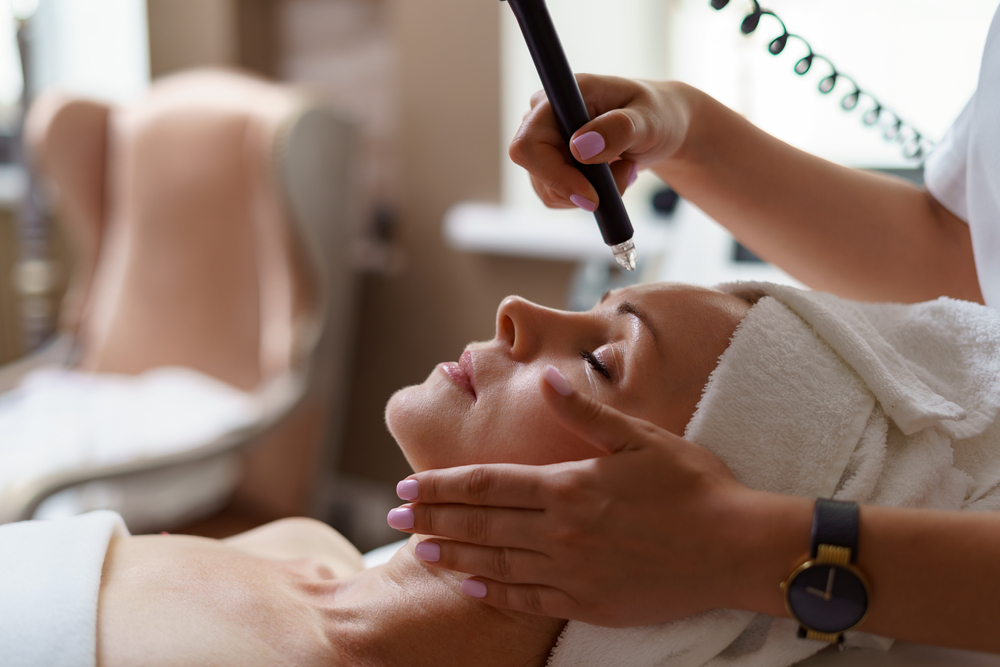 تعمل HydraFacial بتقنية شفط لطيفة وتحريك مستمر للسيرومات المغذية على البشرة