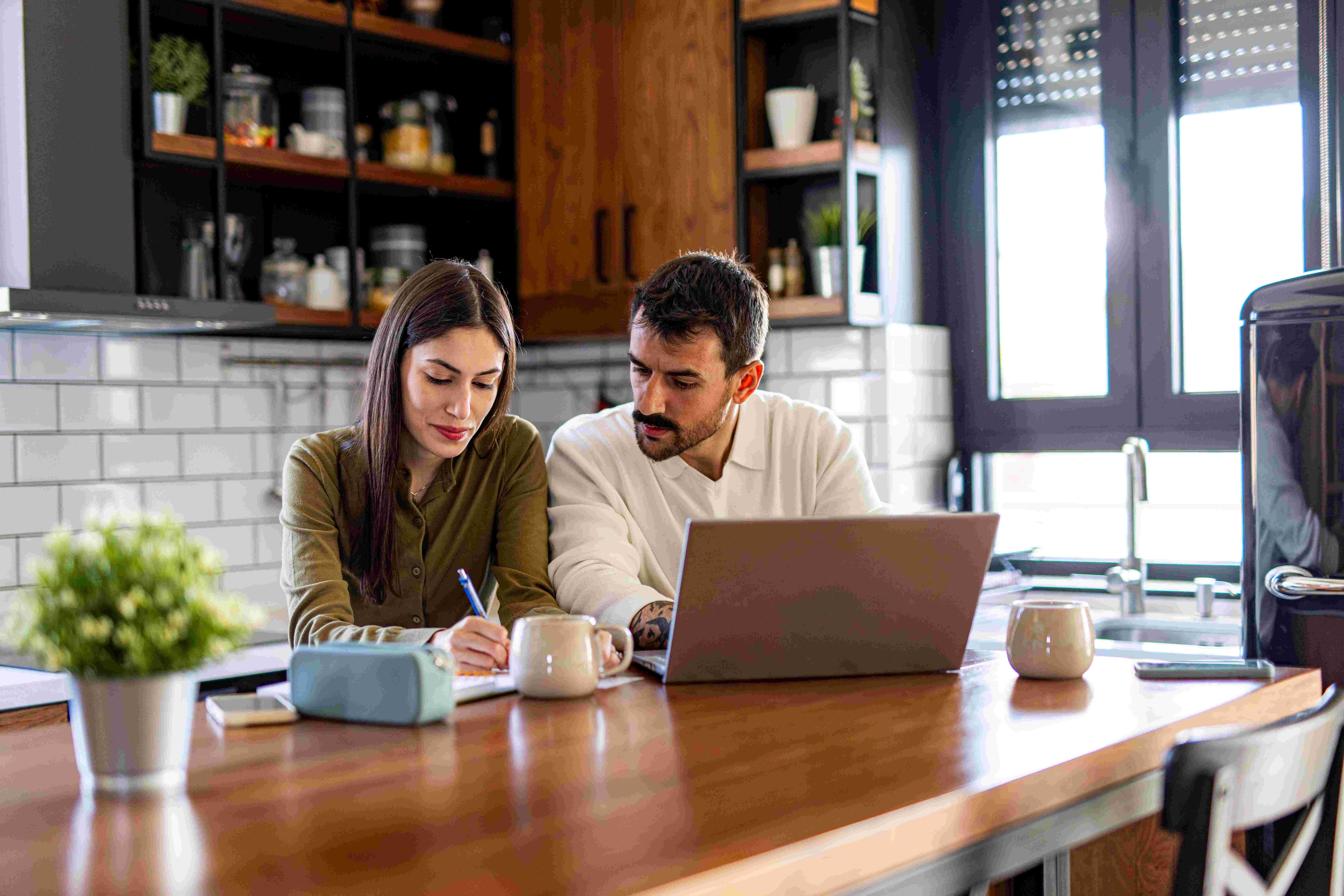 تعود أهمية الشفافية المالية بين الزوجين إلى دورها في تحقيق تناغم واستقرار العلاقة