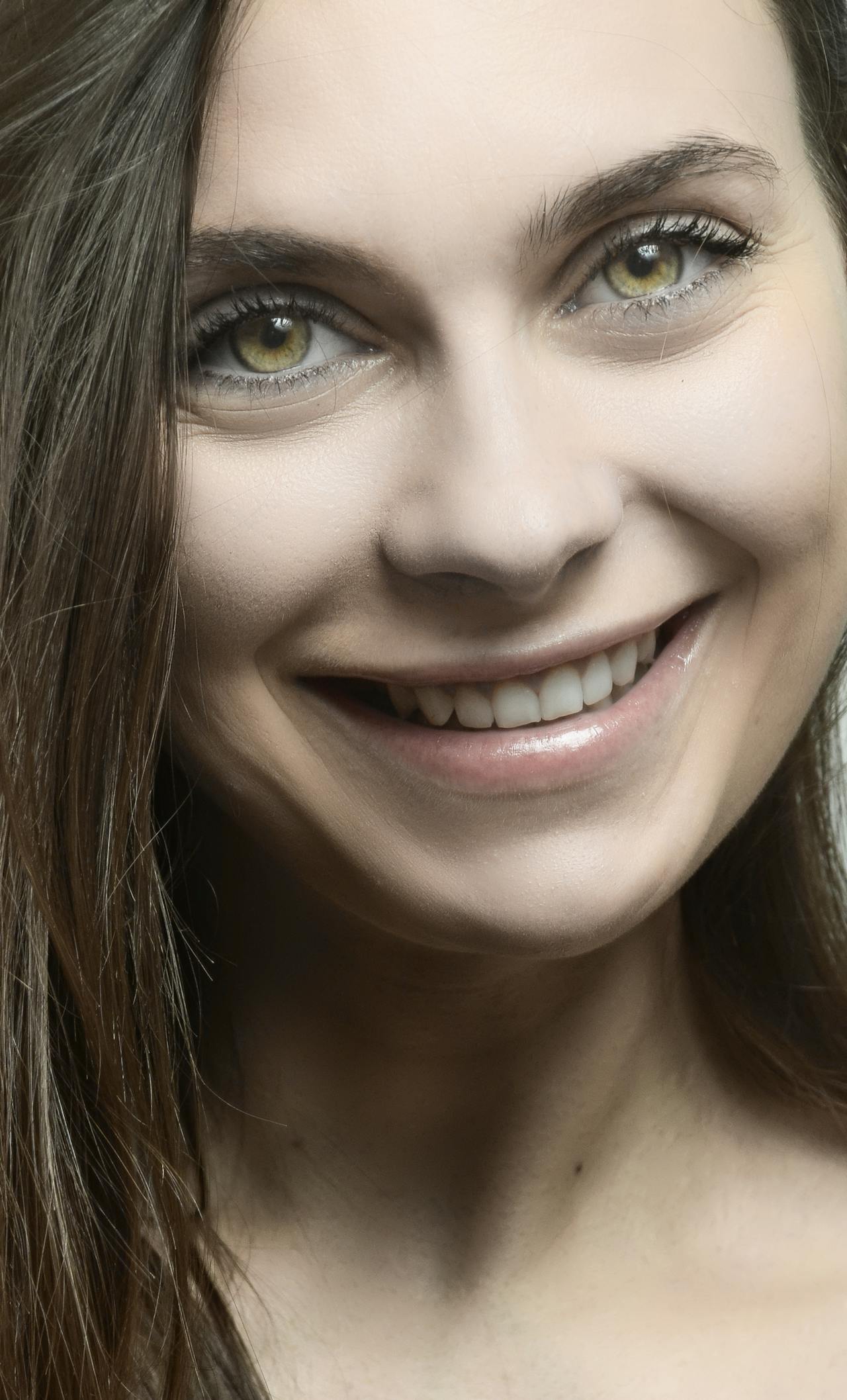 تغذية بشرتكِ من الداخل عامل جوهري لحمايتها من الضوء الأزرق المنبعث من هاتفكِ