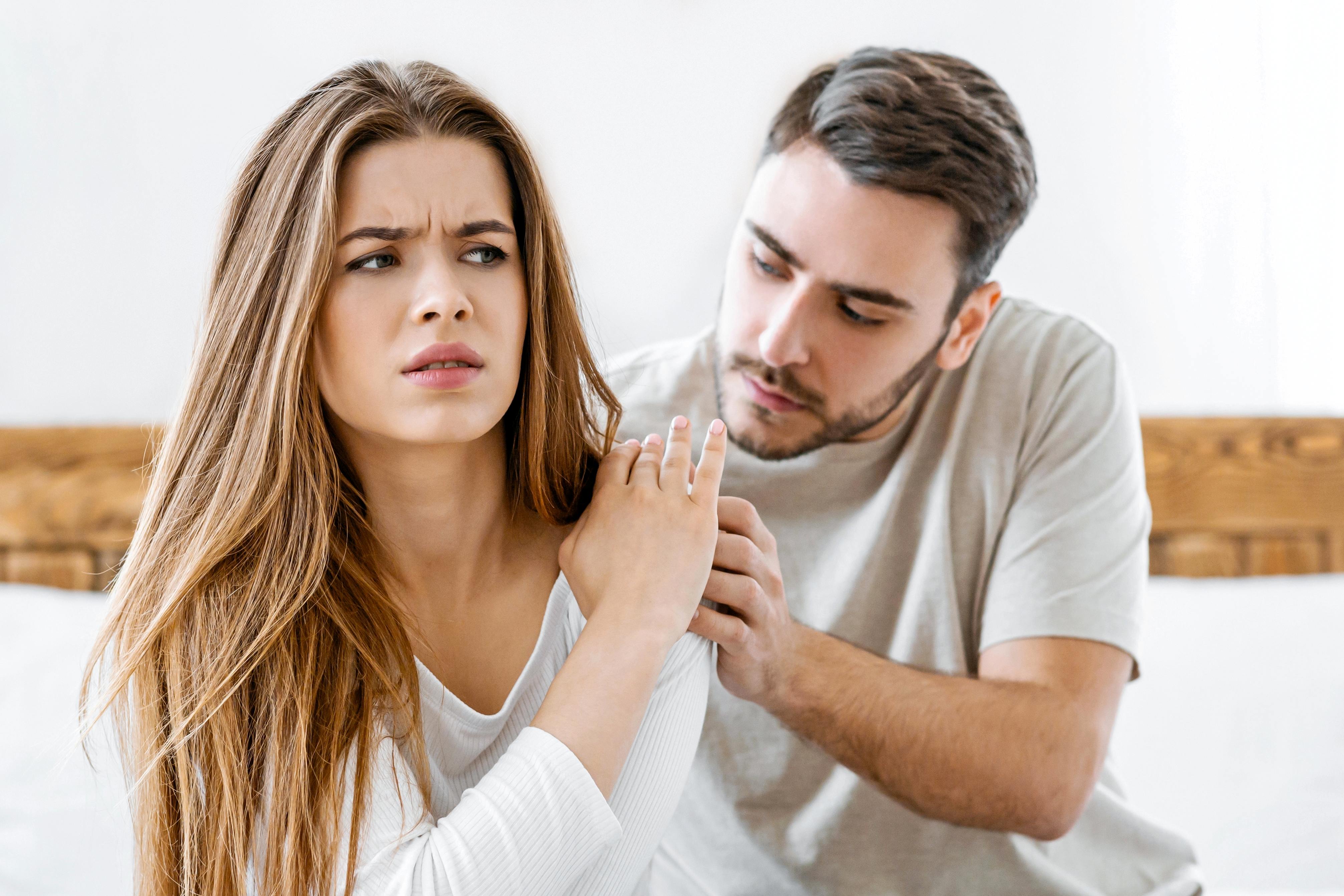 تغير الرجل مع المرأة يجعلها فريسة سهلة للحيرة والظنون