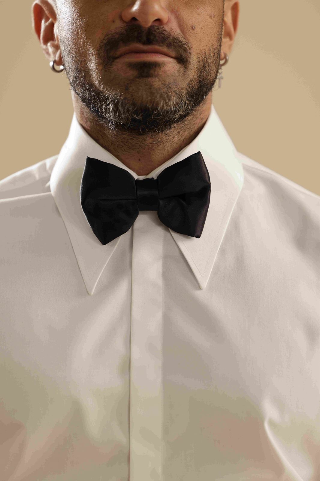 تفاصيل اناقة العريس بتوقيع شارلز حدشيتي